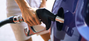 Persona echando combustible al coche
